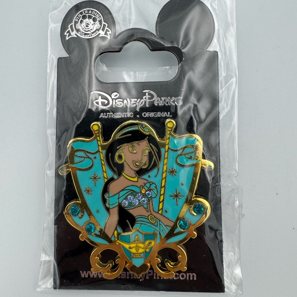 94266 Princess Jasmine‎ Jeweled Crest Pin Disney Shanghai NEW